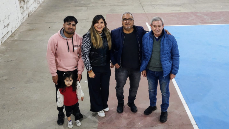 Los Concejales Verónica Ledesma y Jose Llompar hicieron entrega de 40 litros de pintura y una pelota de voley al Club Tiro y Gimnasia