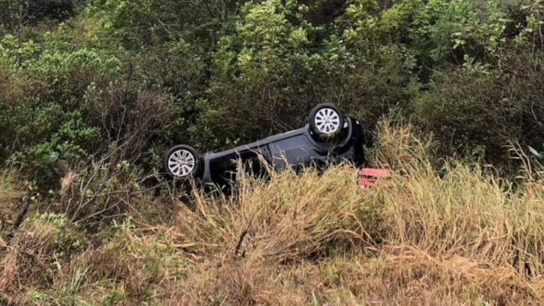 PUDO SER UNA TRAGEDIA: UNA FAMILIA SUFRIÓ UN VUELCO EN LA CUESTA DEL TOTORAL