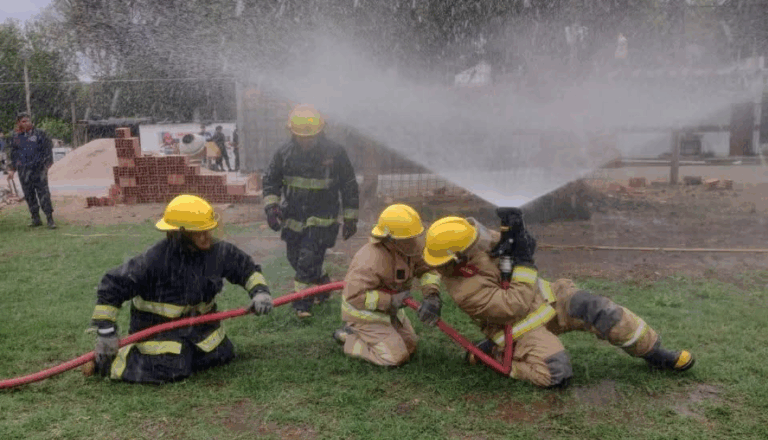 PERSONA DE BOMBEROS VOLUNTARIOS CHUMBICHA SE CAPACITARON EN INCENDIO ESTRUCTURAL.