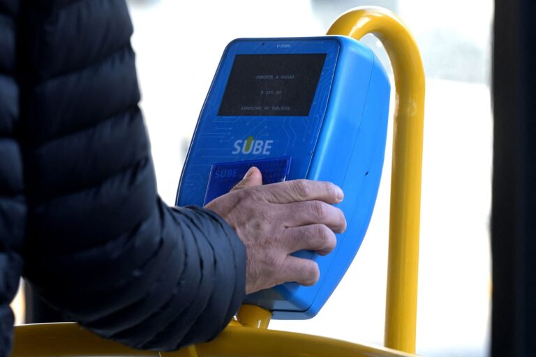 El Gobierno anunció que las personas con discapacidad podrán viajar gratis con la SUBE en colectivos y trenes