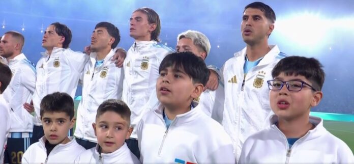 La Pepa Brizuela emociona con el himno nacional en Córdoba antes del partido de la Selección