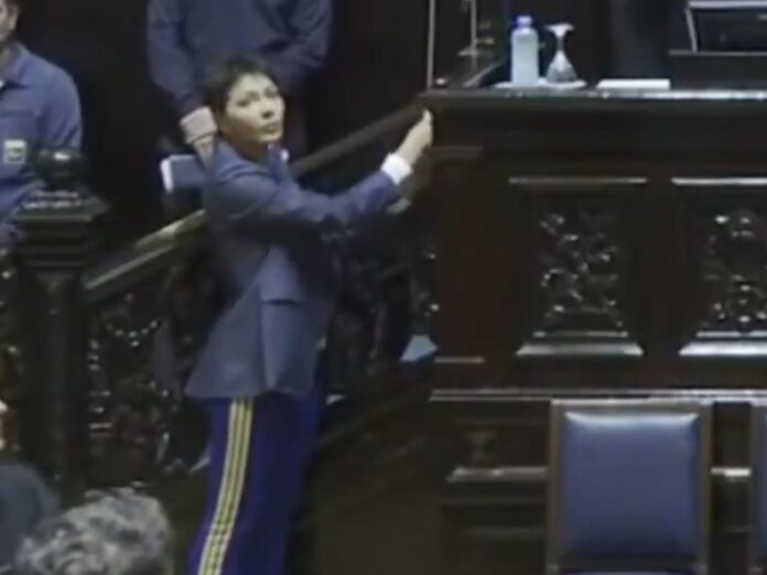 Mayra Mendoza Responde a Críticas por su Atuendo en la Legislatura: ‘Soy de Boca, ¿cuál es el delito?’
