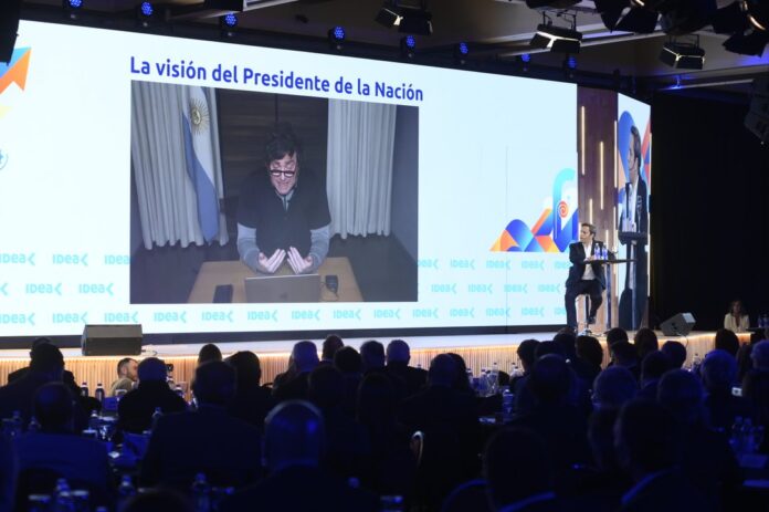 Milei critica a Kicillof en el Coloquio de IDEA: «Es insultante debatir con un comunista»