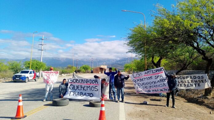 Artesanos de Catamarca Bloquean Ruta en Demandas a Minera Estatal