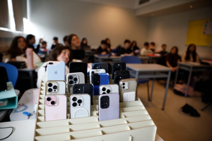 Colegios Privados Solicitan Autonomía ante Nueva Ley de Celulares en Aulas