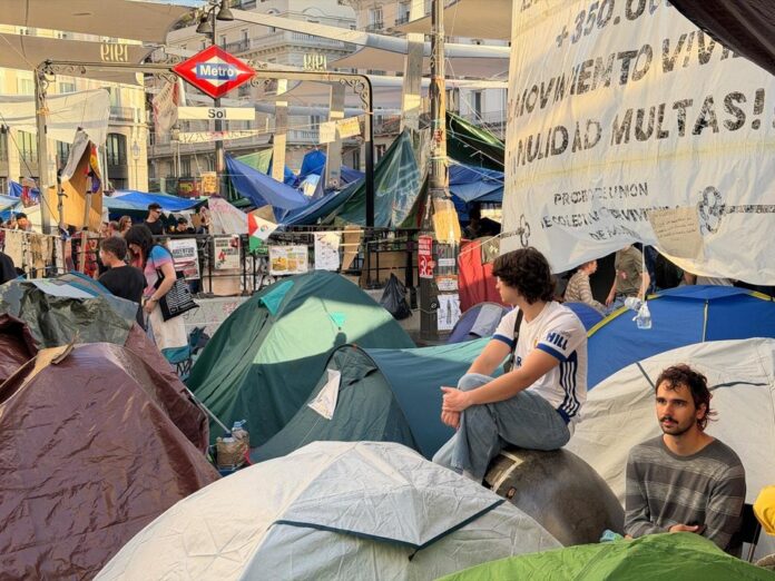 Crisis de Vivienda en Madrid: Turistas y Manifestantes Convergen en la Puerta del Sol