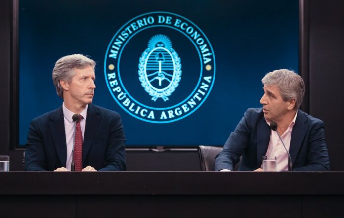 Denuncian a Caputo y Bausili por operaciones con reservas de oro y piden allanar el Banco Central
