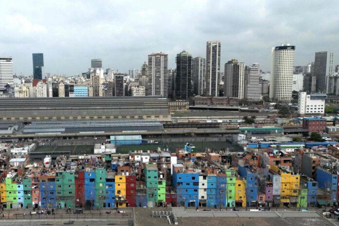 Desigualdad en Aumento: Un 10% de los Hogares Argentinos Gana 13 Veces Más que el 10% Más Bajo