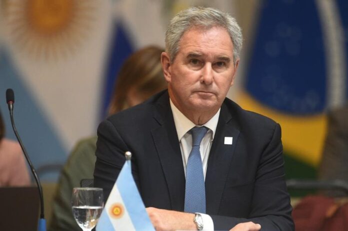 Diputados Exigen Interpelación a Quirno por Visita de Flávio Bolsonaro a la Argentina