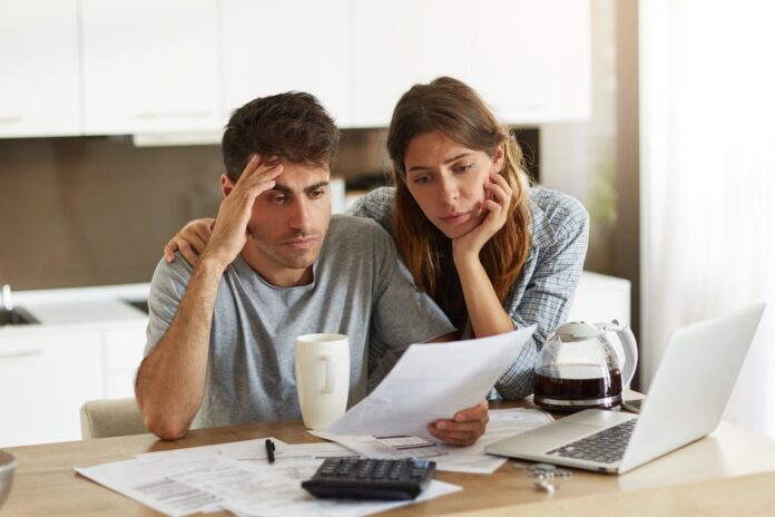 El 78% de los argentinos enfrenta tensiones financieras en su día a día