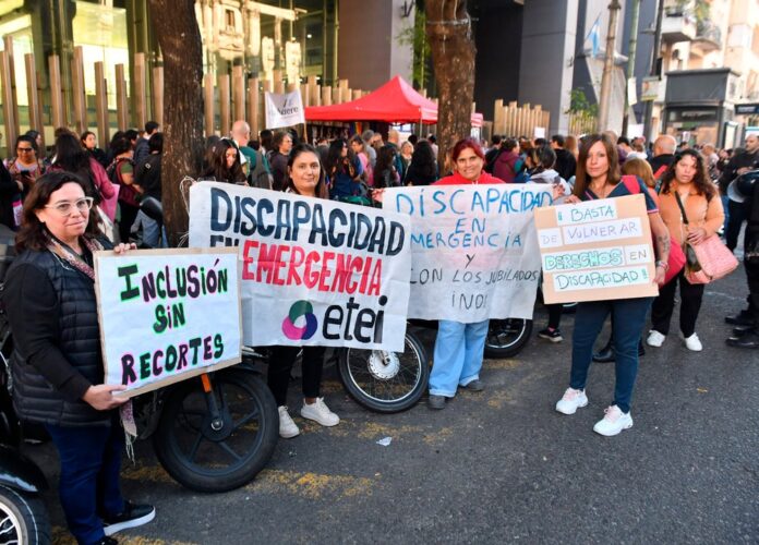 El Gobierno Nacional Se Reúne con la Iglesia para Abordar la Discapacidad Antes de la Visita Papal