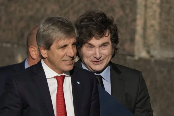 El Ministro de Economía enfrenta un contratiempo en su visita a una mina de litio