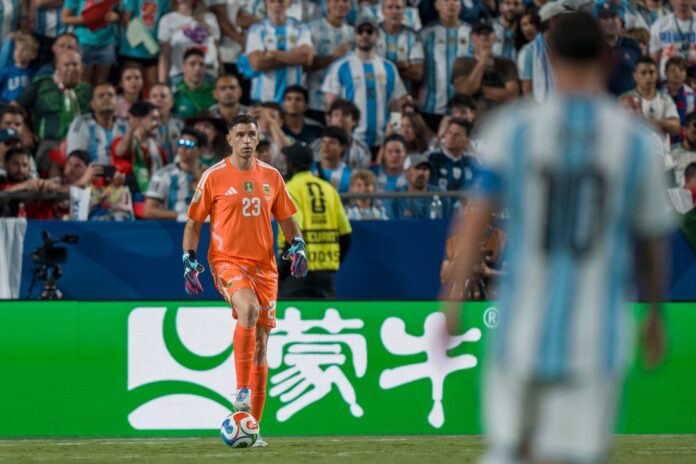 Emiliano «Dibu» Martínez Habla Sobre Messi y Su Sucesor en la Selección Argentina
