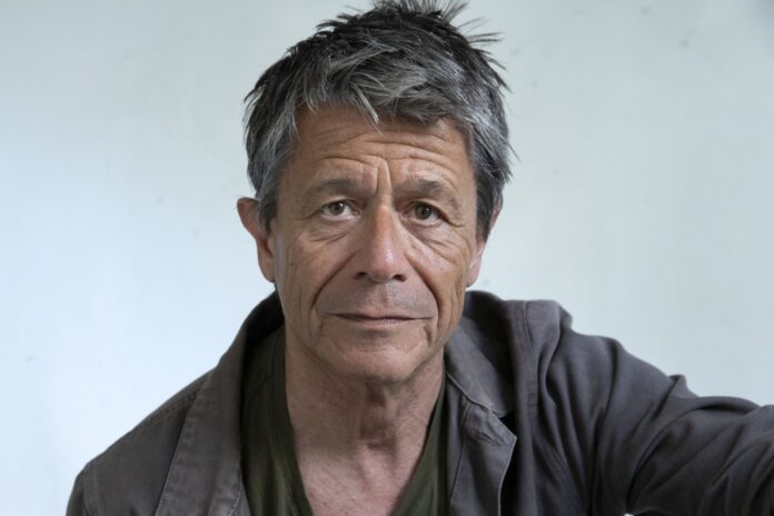 Emmanuel Carrère en Buenos Aires: Encuentros literarios y un curioso abrigo