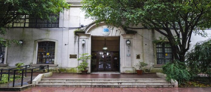 Escándalo en Palermo: Maestra condenada por homicidio vuelve al aula y es separada por filmar a sus alumnos