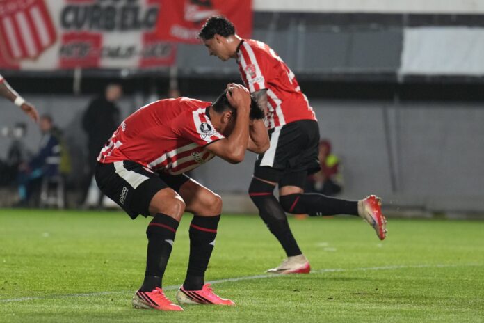 Estudiantes lucha con coraje, pero no logra superar a Flamengo en la ida de la semifinal