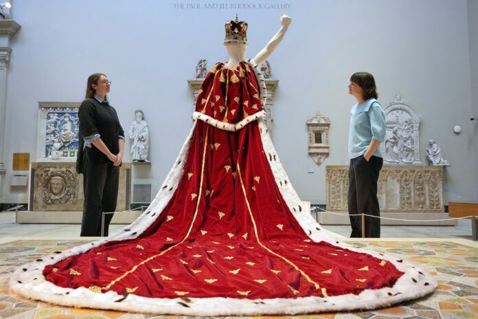 Freddie Mercury: La Exposición que Celebra su Legado en el Victoria and Albert Museum