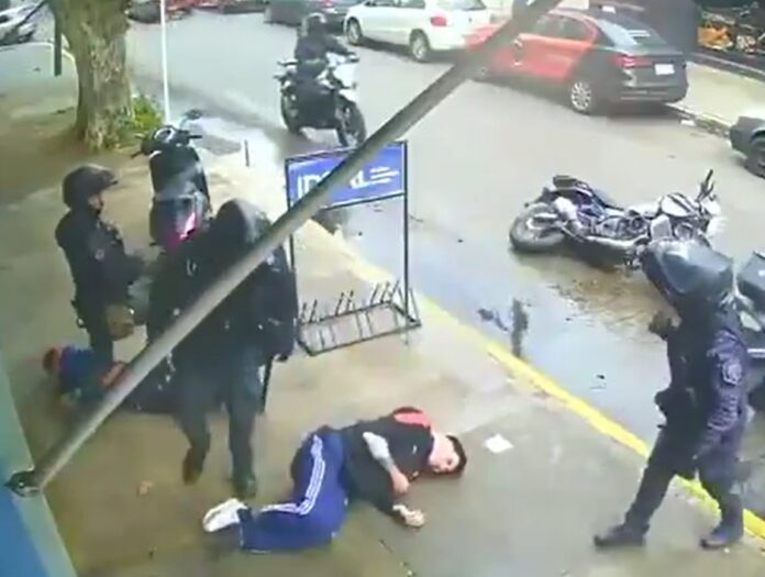 Impactante persecución termina con dos motochorros heridos y detenidos en Ramos Mejía