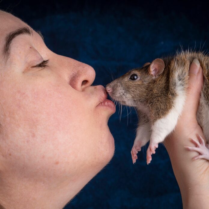 Irina Werning: La Fotografía que Une a Humanos y Animales a Través del Espejo
