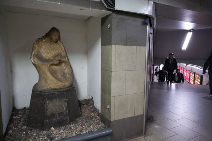 La escultura «Homenaje a la madre» sufre abandono y deterioro en estación de subte
