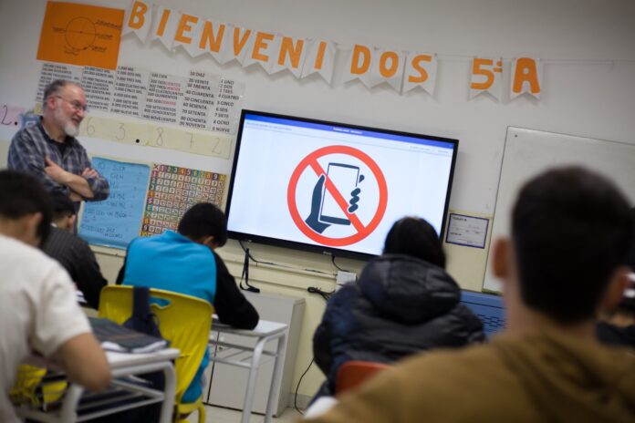 La Nueva Era Educativa: Prohibición de Celulares en Aulas Argentinas