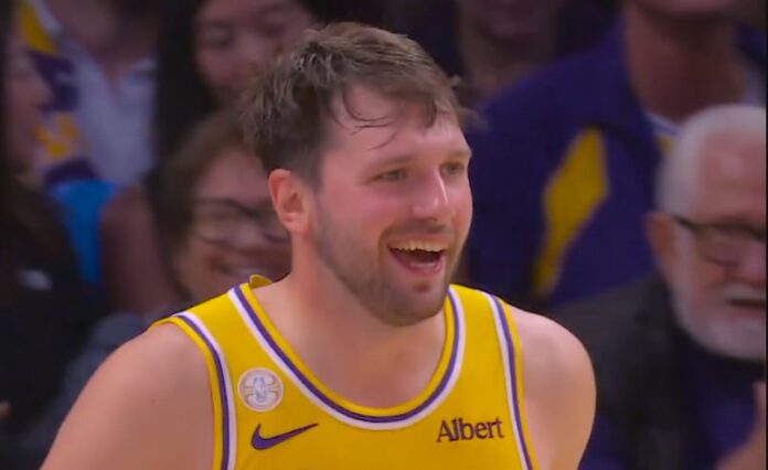 Luka Doncic deslumbra con un triple desde la mitad de cancha y provoca a los Warriors