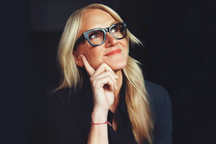 Mel Robbins: La clave para mejorar la relación con tus padres está en aceptarlos como son