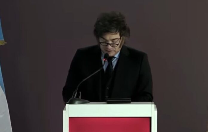Milei lanza duras críticas a políticos y periodistas en clase magistral