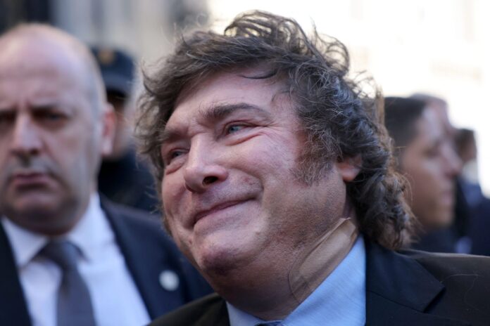 Misterio en Madrid: La Vendaje de Javier Milei y su Impacto en la Prensa