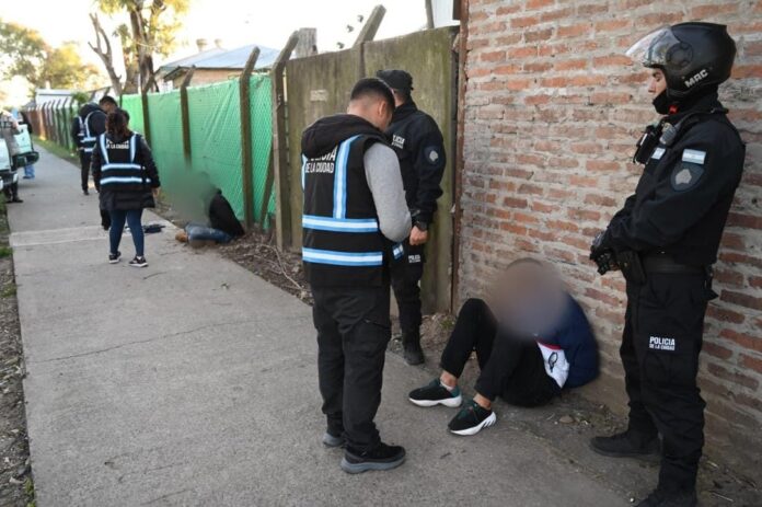 Policía de la Ciudad Recupera Camionetas Robadas y Detiene a Tres Hombres