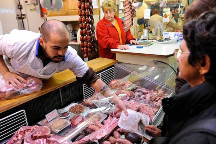 ¿Qué Revelan los Colores de las Bandejas de Carne en los Supermercados?