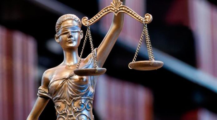 Suspensión de Jueza por Filtración de Datos Judiciales Genera Controversia