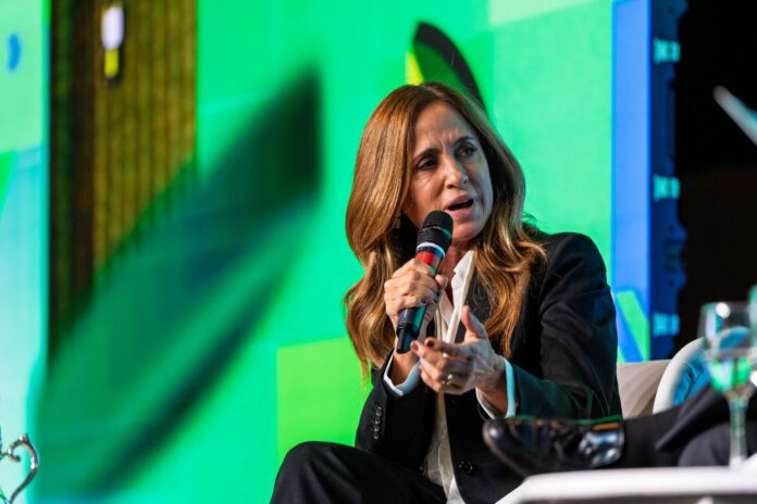 Tolosa Paz critica a Caputo y exige su renuncia tras caída económica