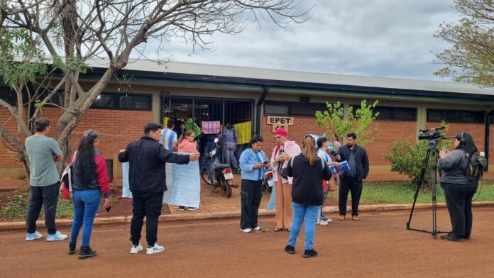 Toma Escolar en Misiones: Padres y Alumnos Exigen Respuestas ante Denuncias de Maltrato