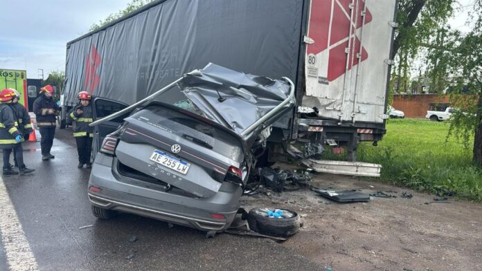 Tragedia vial en la Ruta 2: Un muerto y un herido tras choque frontal entre camioneta y camión