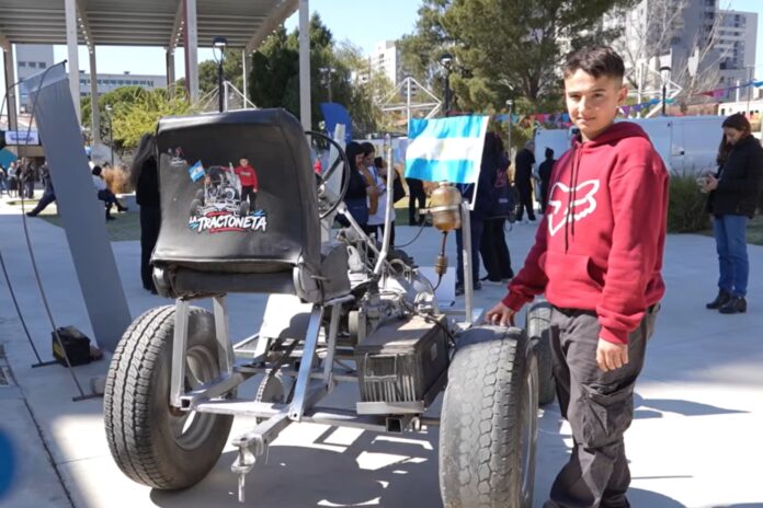 Un joven inventor argentino construye un tractor con piezas recicladas y sueña con la automatización